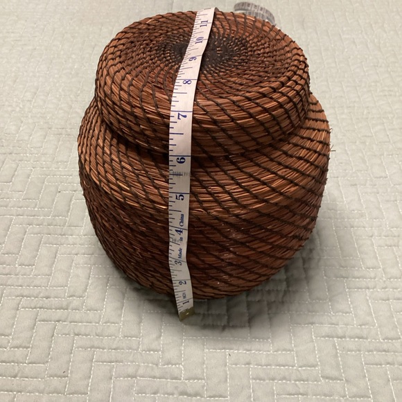 Vtg Pine Needle Native American Hand Woven Basket W/ Lid 7" Tall 6" wide - Picture 10 of 11